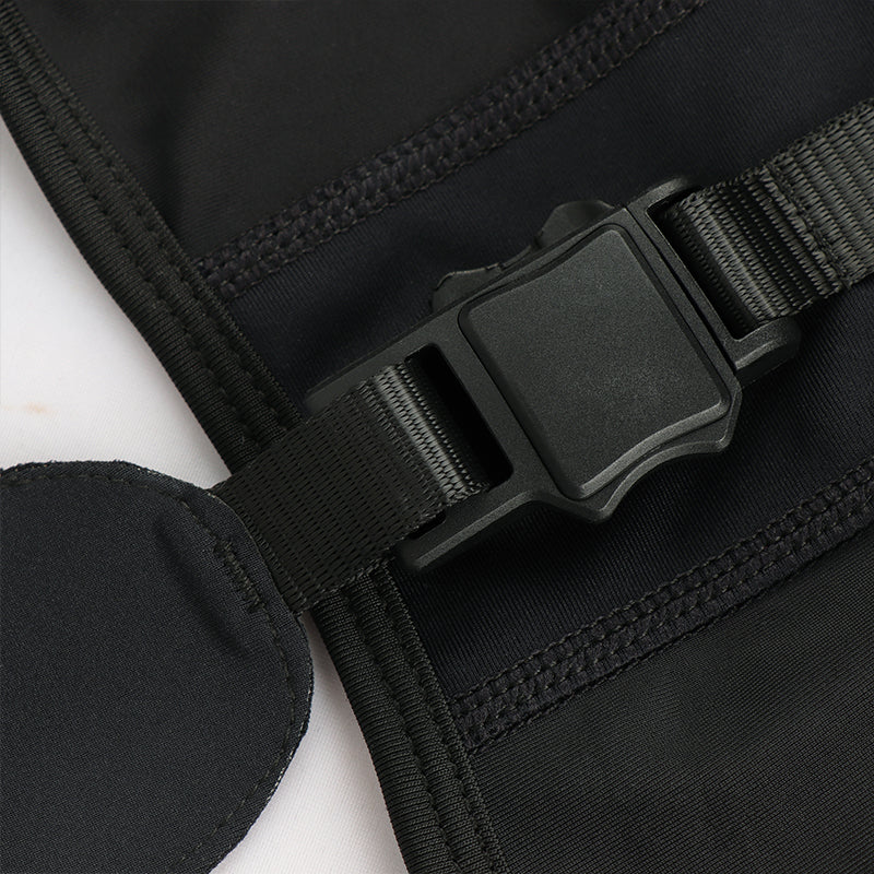 Magnetic snap buckle of bib shorts. CAS Feel the freedom.