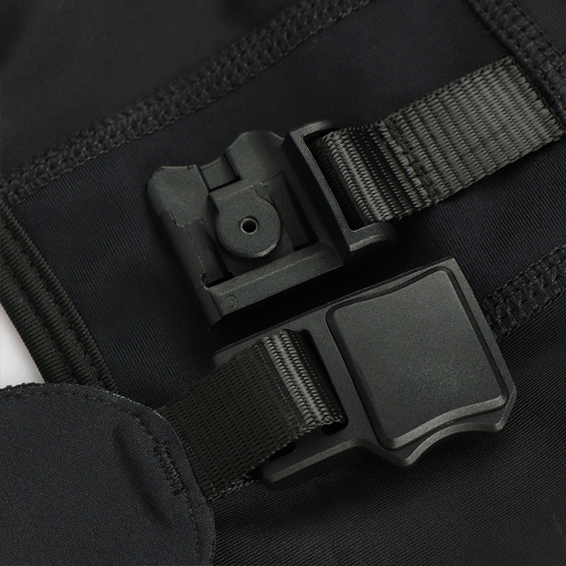 Open magnetic snap buckle of bib shorts. CAS Feel the freedom.