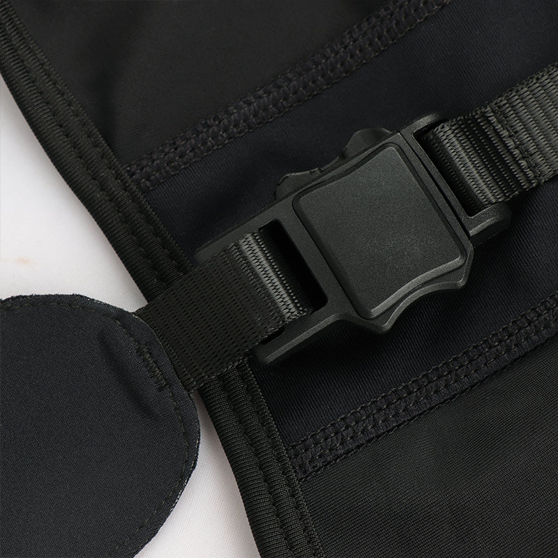 Magnetic snap buckle of bib shorts. CAS Feel the freedom. 
