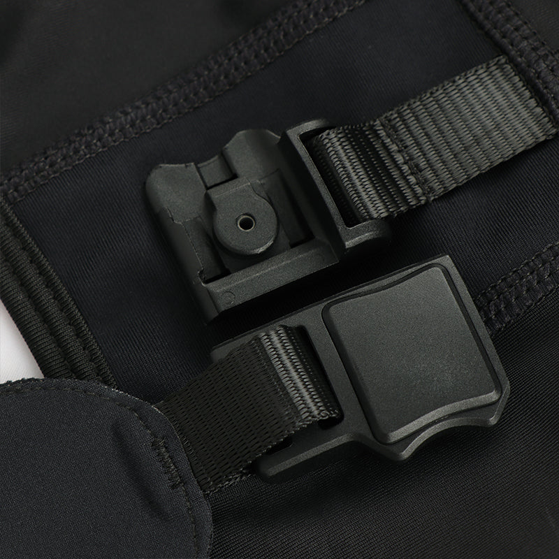 Open magnetic snap buckle of bib shorts. CAS Feel the freedom. 